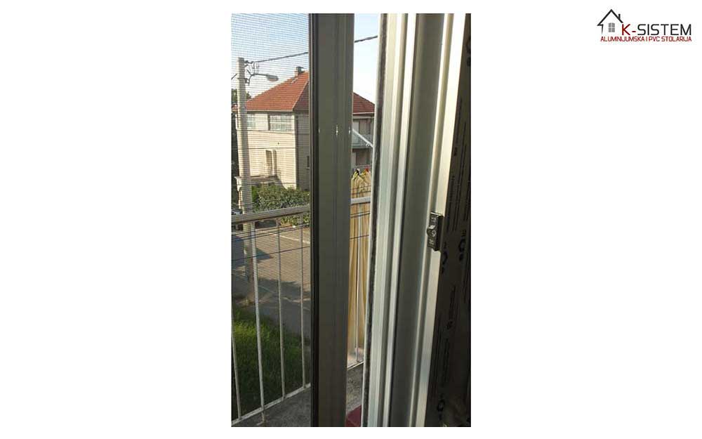 Komarnik na balkonskim vratima